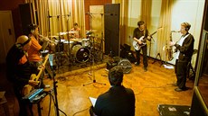 Skupina Chinaski nahrávala novou desku ve slavných studiích Rockfield ve Walesu. Skupina Chinaski nahrávala novou desku ve slavných studiích Rockfield ve Walesu.
