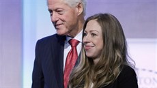 Thotná Chelsea Clintonová a její otec Bill Clinton (New York, 22. záí 2014)