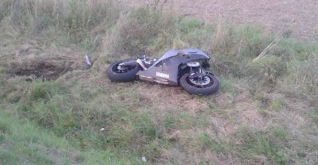 Nehodu u Jihlavy nepeil estnáctiletý motorká, jeho spolujezdec je z váným zranním v nemocnici. Ilustraní snímek