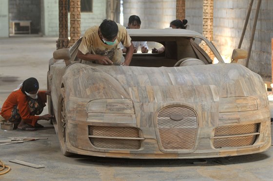 V díln na Jáv vzniká devná replika Bugatti Veyron Super Sport v reálné...