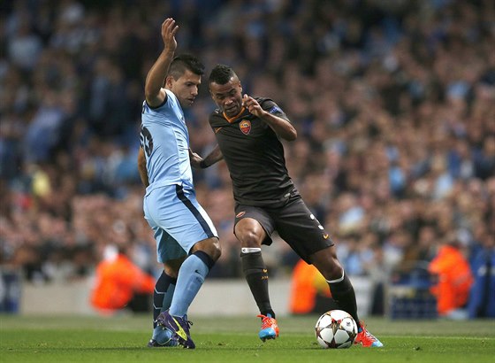 SOUBOJ. Ashley Cole z AS ím se snaí obejít Sergia Agüera z Manchesteru City