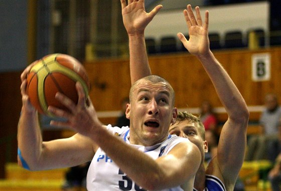 Prostjovský basketbalista Jan Tomanec v duelu s USK Praha.