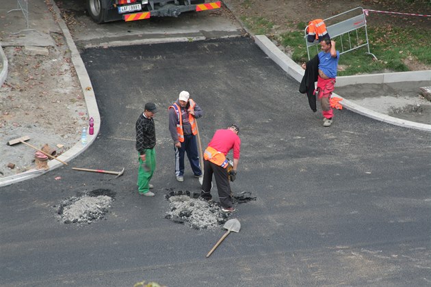 Co jsem dnes videl pri pokladce asfaltu u stavby metra A (nova stanice Petriny) v ulici Brunclikova, si rozhodne nemuzu nechat pro sebe. Co ta neefektivita? Rozbourat cerstve polozeny asfaltovy povrch? Ze to nemuze byt pravda? Tak se podivejte.

Asfalt 