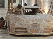 V dílně na Jávě vzniká dřevěná replika Bugatti Veyron Super Sport v reálné... V dílně na Jávě vzniká dřevěná replika Bugatti Veyron Super Sport v reálné...