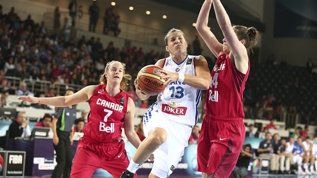 Kanadsk basketbalistky (v ervenm) pi obrann prci v utkn s Franci.