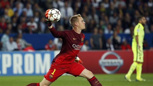 DALEKÝ VÝHOZ. Branká Marc-Andre ter Stegen rozehrává mí na své spoluhráe.