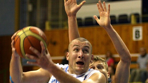 Prostjovsk basketbalista Jan Tomanec v duelu s USK Praha.