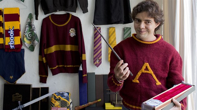 Menahem Silva Vargas s kouzelnickou hlkou Harryho Pottera a podobnm svetru, jak ml arodj na sob v nkolika filmech.