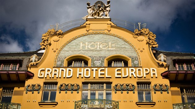 Hotel, kter je znm svoj secesn podobou a podle nkdejho majitele se mu kalo Grand hotel roubek, bval za prvn republiky jednm z nejluxusnjch hotel stedn Evropy.