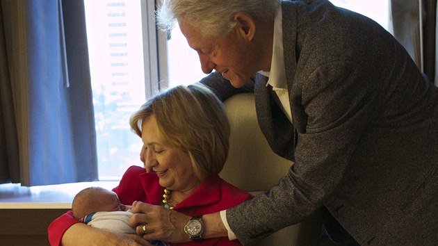 Bill Clinton, jeho manelka Hillary Clintonov a jejich vnuka Charlotte