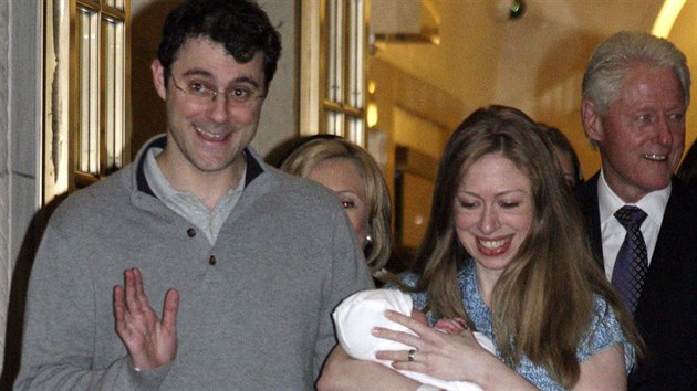 Marc Mezvinsky, Chelsea Clintonov a jejich dcera Charlotte (New York, 29. z 2014)