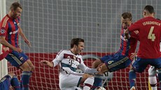 Obran CSKA Moskva zatápí Mario Göetze z Bayernu Mnichov.