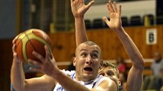Prostjovský basketbalista Jan Tomanec v duelu s USK Praha.