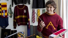 Menahem Silva Vargas s kouzelnickou hůlkou Harryho Pottera a podobném svetru,... Menahem Silva Vargas s kouzelnickou hůlkou Harryho Pottera a podobném svetru,...