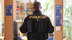 Policejní zásah při sbírání dokumentace k zakázkám. Policejní zásah při sbírání dokumentace k zakázkám.