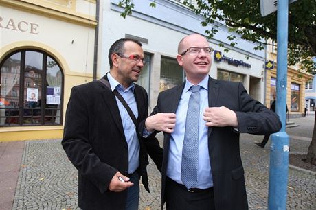 Poslanec za SSD Jaroslav Foldyna (vlevo) a premiér Bohuslav Sobotka v Dín...