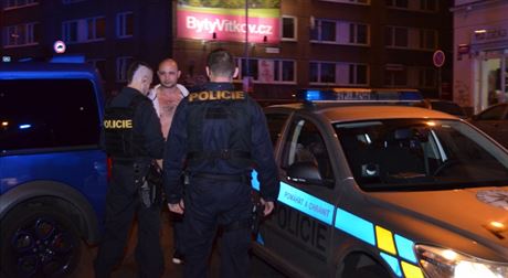 Policisté po rvace v hern v praské Konvov ulici zadreli celkem sedm osob...