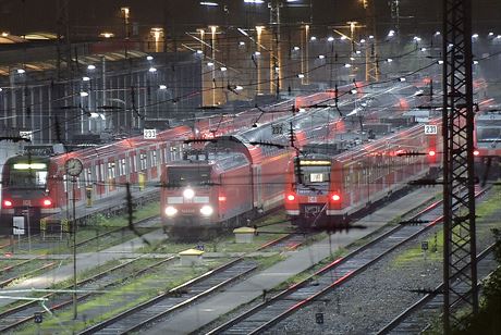 Stojící vlaky na nádraí v Essenu v dob úterní stávky (7. íjna 2014).