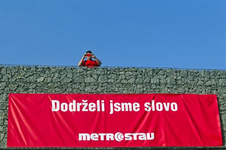 Ve sporu jde o pidanou mozaiku. Plachty, stavební buky nebo stroje, na kterých je jen nápis Metrostav, firma pedlávat nemusí, pestoe písmo v nápisu ped lety také zmnila.