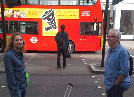 Pavel Bohatý (vlevo) a Pavel Skála (vpravo) v Londýn. V kufru mají pásy s