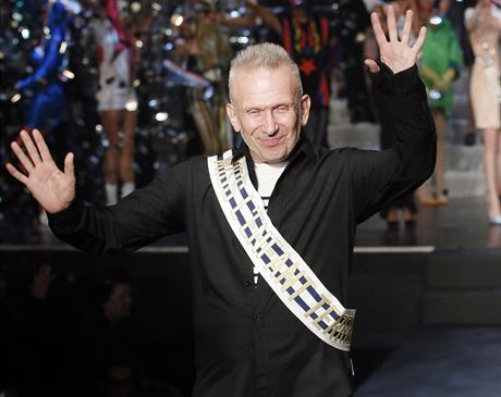 27. z uspodal Jean Paul Gaultier svou posledn pehldku s kolekc...