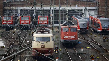 Lokomotivy nmeckých drah v depu elezniní stanice ve Frankfurtu.