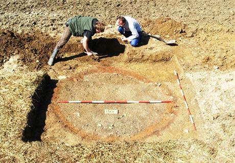 Archeologové v polích okolo Bozkova odkrývají jednu z pecí.