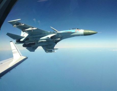 Ruská stíhaka Su-27 v roce 2014 jen tsn minula védský przkumný letoun.