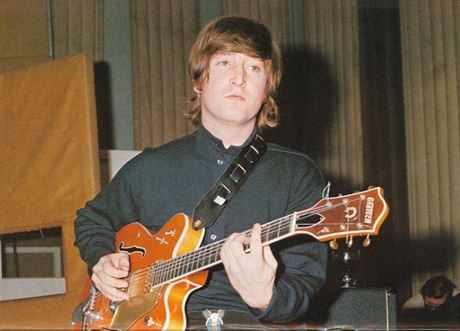 John Lennon s kytarou Gretsch 6120