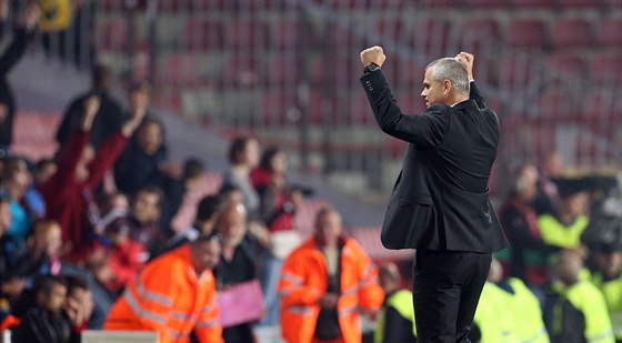 TRENÉR PO TRIUMFU. Sparanský trenér Vítzslav Lavika zvedá triumfáln rucel,...