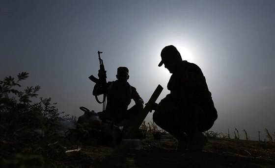 Irátí kurdtí vojáci poblí bojové linie u Mahmúdíje (1. íjna 2014).