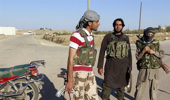 Bojovníci Islámského státu poblí Kobani (7. íjna 2014).