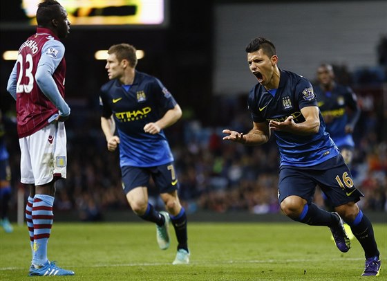 GÓL. Argentinský útoník Sergio Agüero (vpravo) se raduje ze svého gólu do sít...