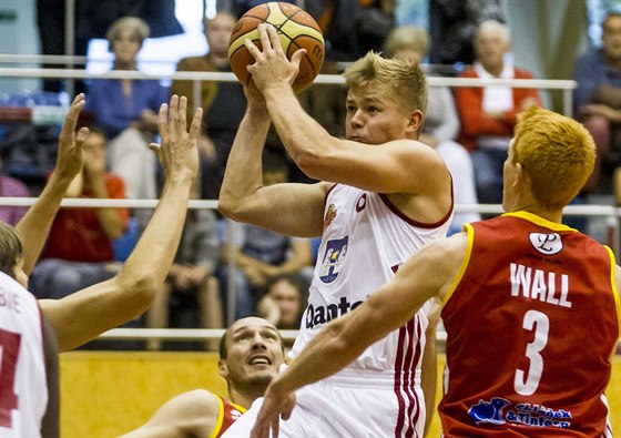 Svitavský rozehráva Michal otnar proniká pardubickou obranou kolem Jobiho...