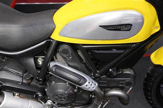 Ducati Scrambler na autosalonu v Pai