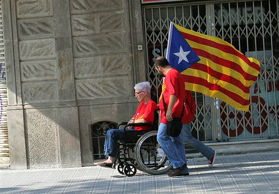 Svj nesouhlas s rozhodnutím panlského ústavního soudu dávají v ulicích Barcelony najevo stovky lidí.