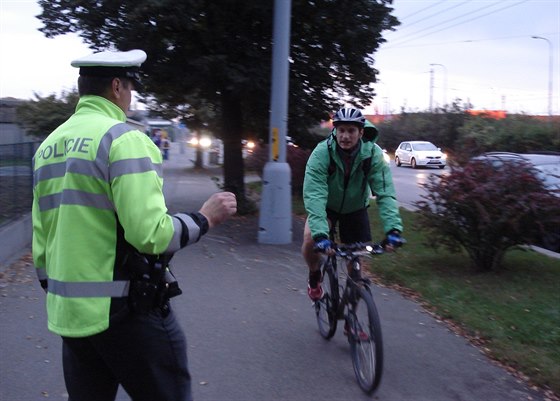 Policisté na jedné z nejvytíenjích cyklostezek v Plzni kontrolovali, jestli...