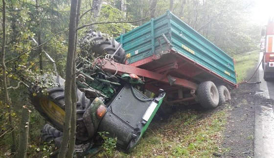 Traktor skonil zaklínný mezi stromy. Zranného idie odvezla záchranka do...
