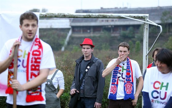 Aktivisté si pinesli rýe a lopaty, fanouci pili na stadion vzpomínat se...