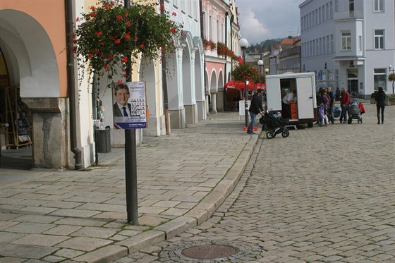 V historickém centru Pelhimova se v pátek ráno na sloupech veejného osvtlení...