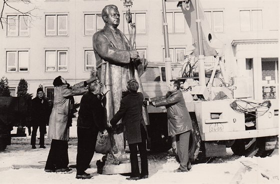 Instalace sochy Klementa Gottwalda ped budovou jihlavského soudu v roce 1978.