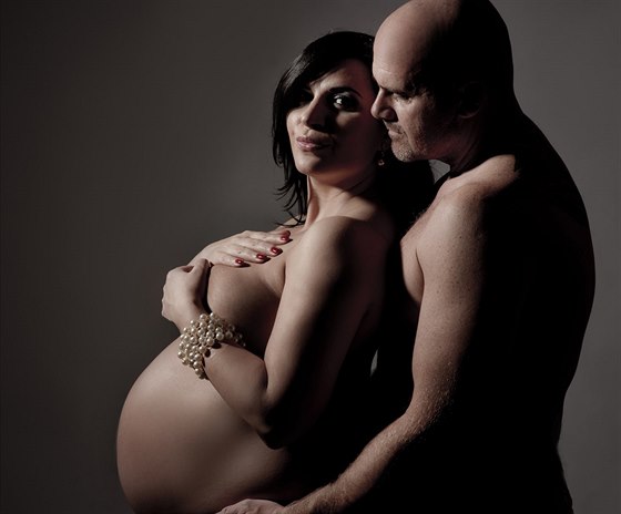 Andrea Kalivodová pózovala nahá pár dní ped porodem i s manelem.