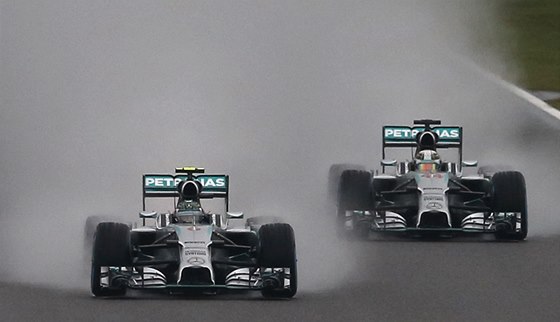 MERCEDESY V ELE. Nico Rosberg (vlevo) a Lewis Hamilton ve Velké cen Japonska