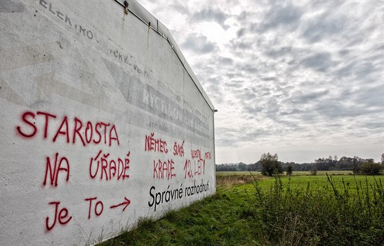 Nápisy míené proti starostovi v Tebechovicích pod Orebem se objevily na mnoha...