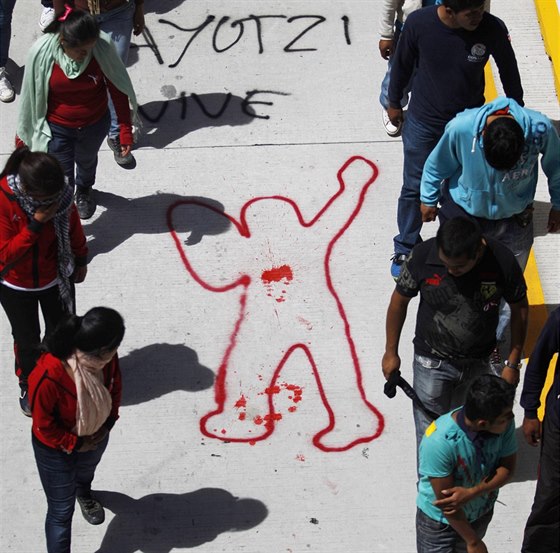 Lidé na demonstraci v mexickém mst Chilpancingo kráejí kolem siluety...