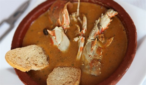 Velmi populární polévka na Menorce pipravená z langust.