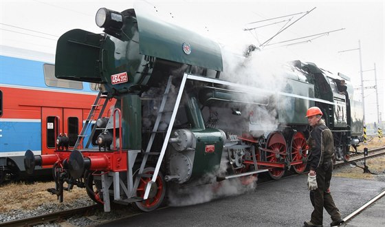 Po velké oprav za 3,5 milionu se na koleje vrací parní lokomotiva Rosnika...