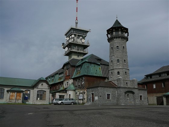 Klínovec, nejvyí hora Kruných hor. Z trojice hotel, restaurace, rozhledna...