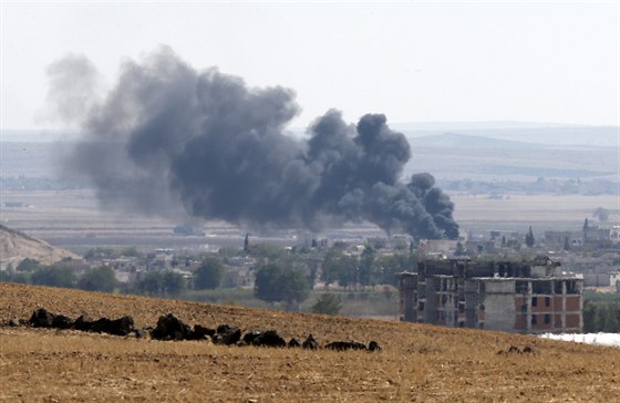 Ze syrského Kobani stoupá hustý dým (6. íjna 2014).