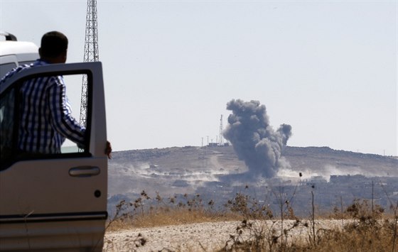 Ze syrského Kobani stoupá hustý dým (6. íjna 2014).